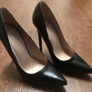 Black pumps